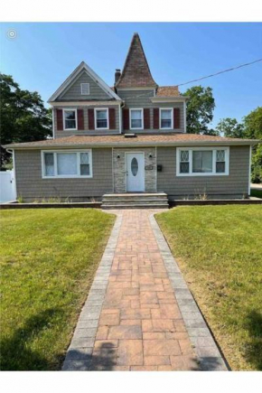 Gorgeous 6 bedroom 3 bath home in Freeport